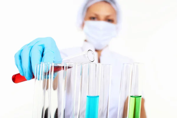 Vrouwelijke wetenschapper in een laboratorium chemie — Stockfoto