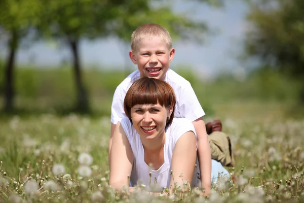 Junge Mutter und ihr kleiner Sohn — Stockfoto