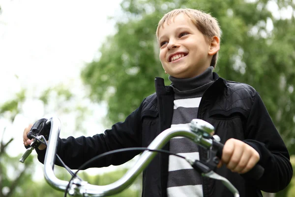 Ragazzo in bicicletta nel parco verde — Foto Stock