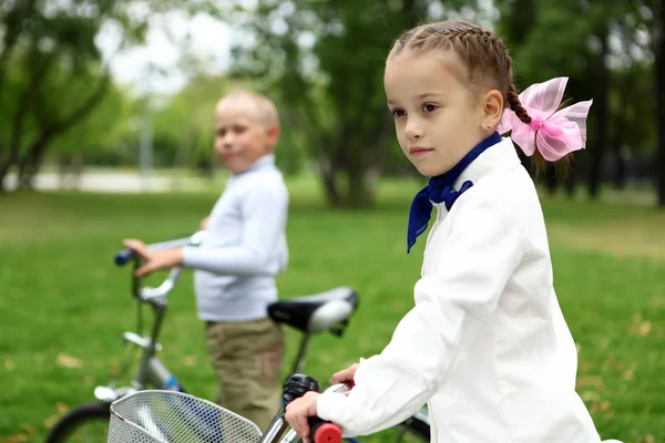 Chica en bicicleta en el parque verde — Foto de Stock