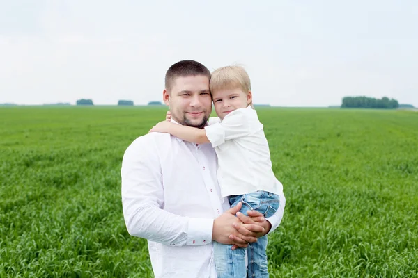 Retrato de padre con hijo al aire libre —  Fotos de Stock