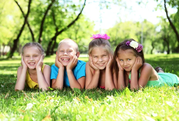 Kinder spielen im Sommerpark — Stockfoto
