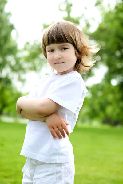 Ritratto di una bambina all'aperto — Foto Stock