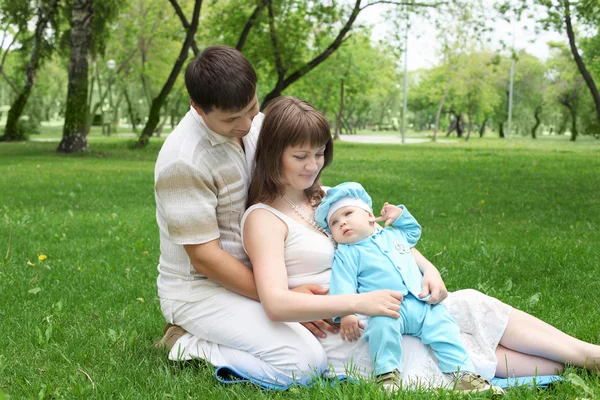 젊은 가족과 함께 공원에서 — 스톡 사진