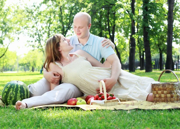 Genç çift parkta piknik yapıyor. — Stok fotoğraf