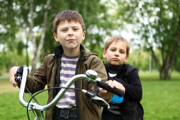 Niño en bicicleta en el parque verde —  Fotos de Stock