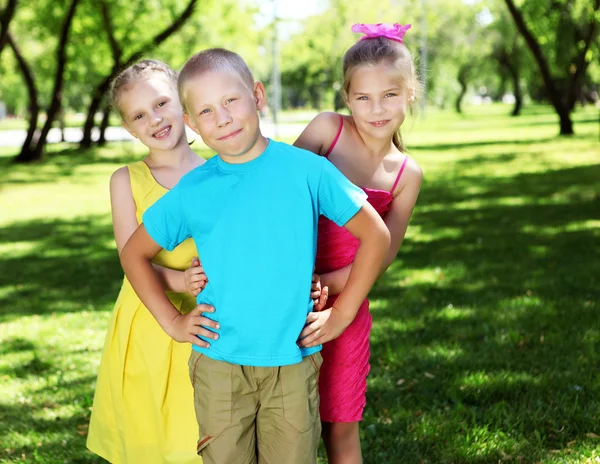 Bambini che giocano nel parco estivo — Foto Stock