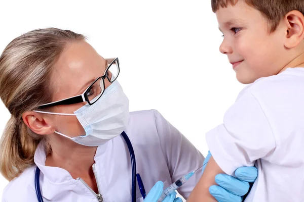 Médico haciendo la inyección de vacuna al niño — Foto de Stock