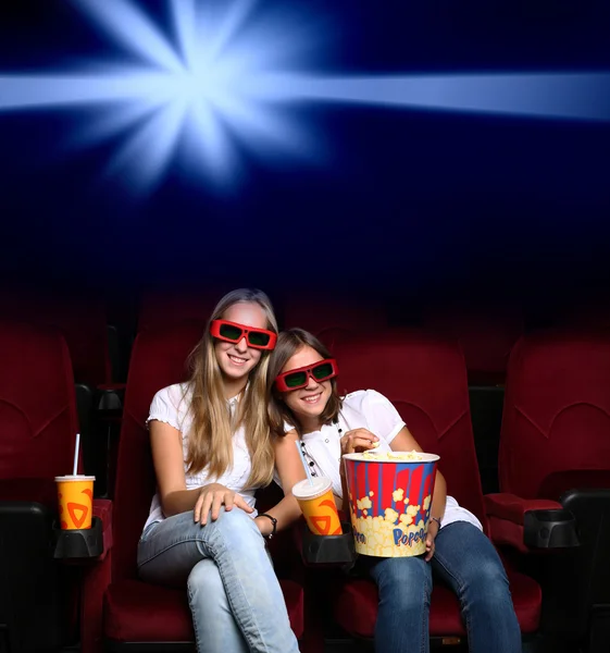 Két fiatal lány, mozi — Stock Fotó