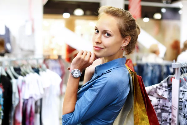 Donna in un negozio comprare vestiti — Foto Stock