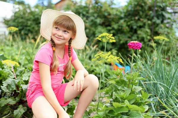 Niña jardinería en el verano — Foto de Stock