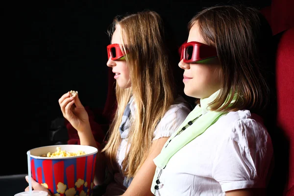 Due giovani ragazze che guardano nel cinema — Foto Stock