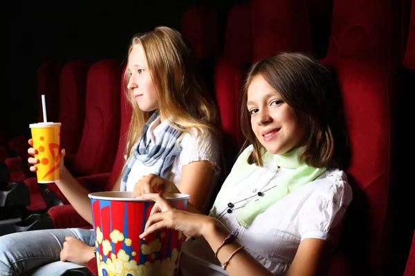 Dos chicas jóvenes mirando en el cine — Foto de Stock
