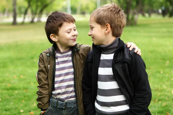 Pojke med en vän i den gröna parken — Stockfoto