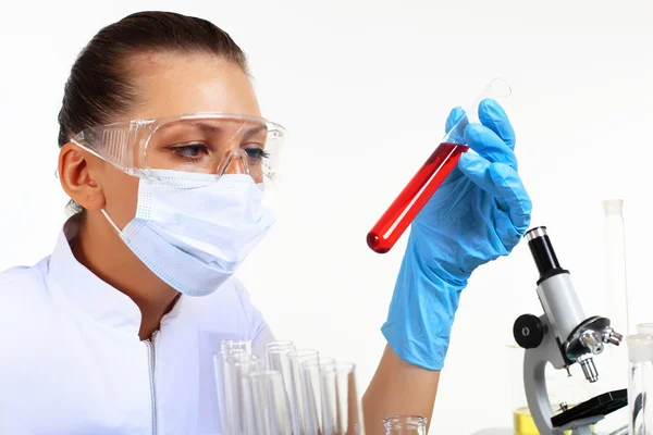化学実験室での女性の科学者 — ストック写真