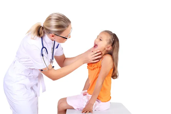 子供に健康診断を行う医師 — ストック写真