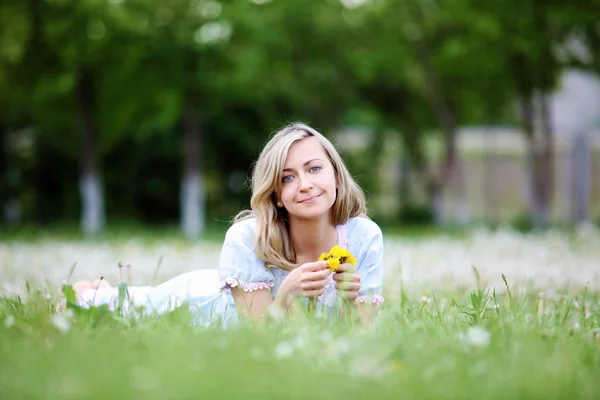 Jeune femme blonde dans le parc — Photo