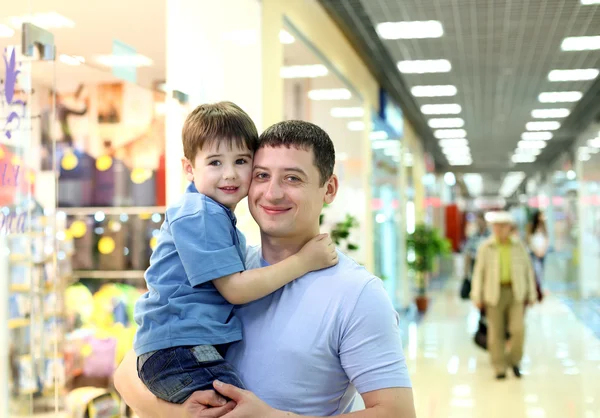 Vader en kind doen winkelen — Stockfoto