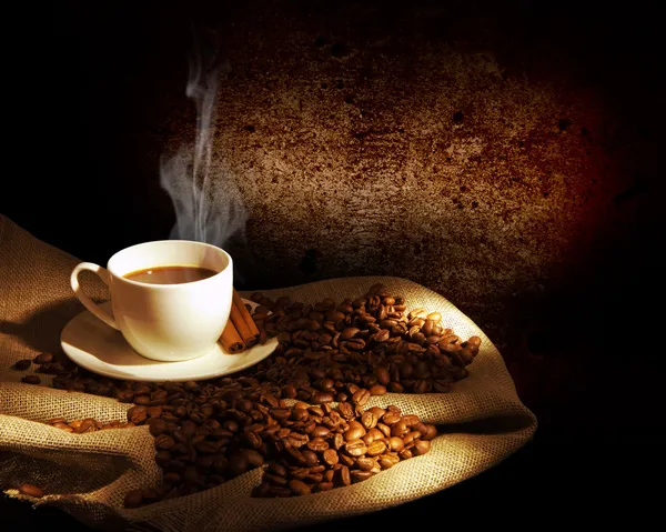 Parująca filiżanka kawy — Zdjęcie stockowe