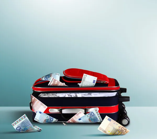 가방 가득 지폐 — 스톡 사진