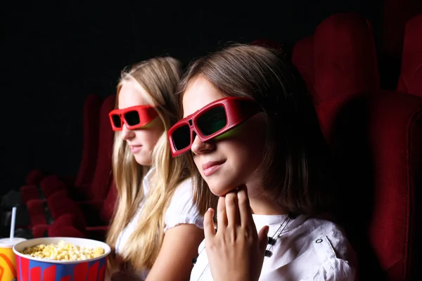 Две молодые девушки смотрят кино Лицензионные Стоковые Фото