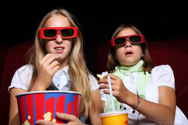Δύο νεαρά κορίτσια, βλέποντας στον κινηματογράφο — Φωτογραφία Αρχείου