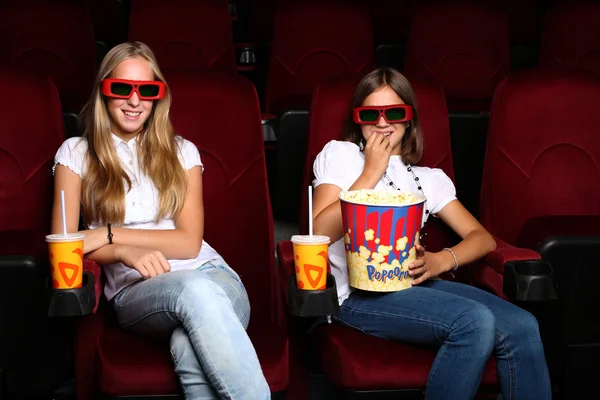 Dos chicas jóvenes mirando en el cine —  Fotos de Stock