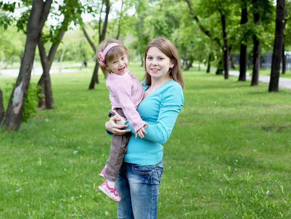 Portret van moeder met dochter buiten — Stockfoto