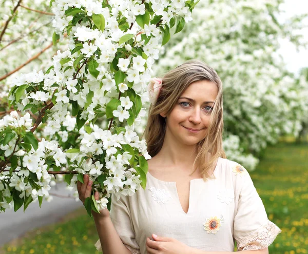 Jonge vrouw in voorjaarspark — Stockfoto