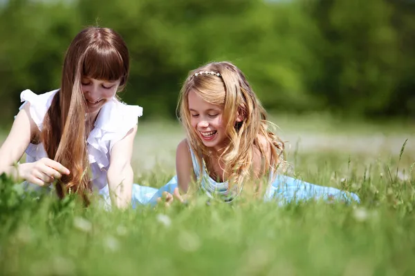 两个女孩在公园里玩耍 — 图库照片