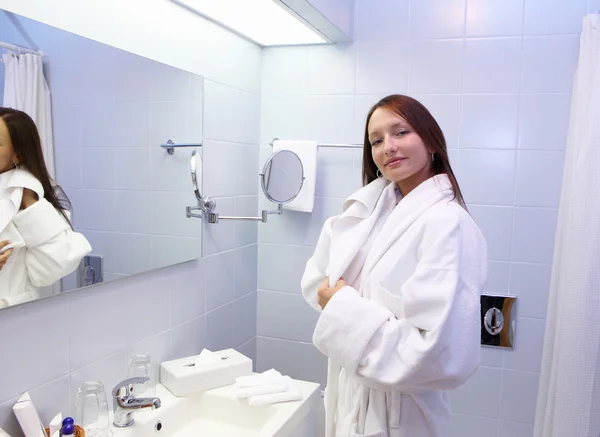 Молодая женщина в ванной комнате — стоковое фото