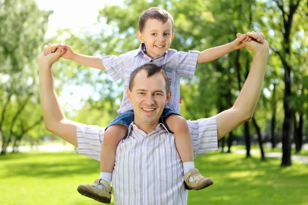Far med sin son i parken — Stockfoto