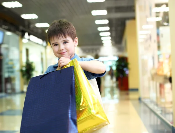 Menino fazendo compras — Fotografia de Stock