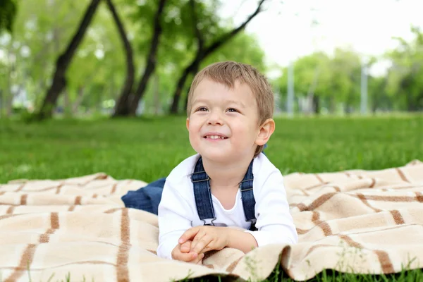 Porträt eines Jungen im Park — Stockfoto