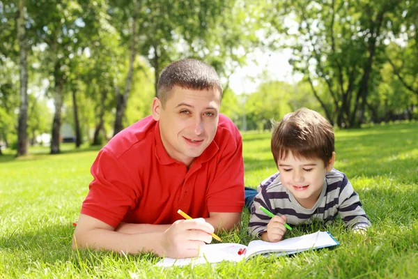 Padre con su hijo en el parque —  Fotos de Stock