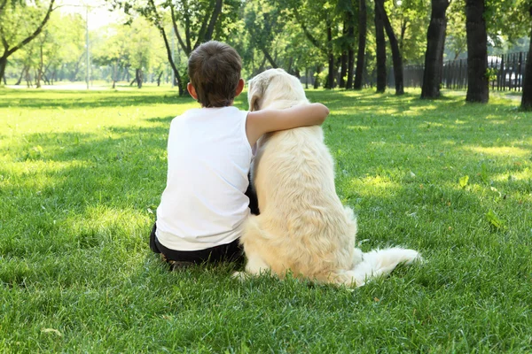 Tennager Junge im Park mit Hund — Stockfoto