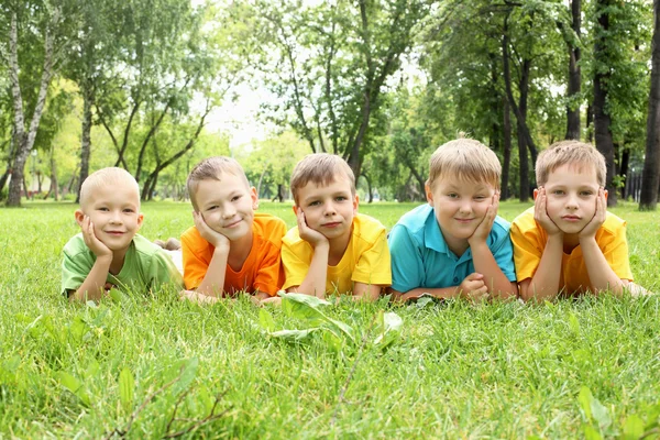 Parktaki bir grup çocuk. — Stok fotoğraf