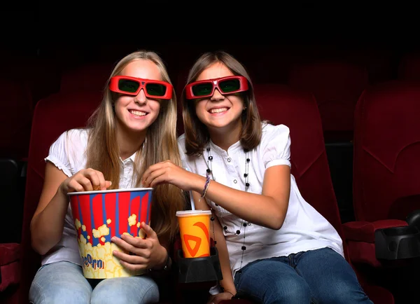 Iki genç kız sinemada izlerken — Stok fotoğraf