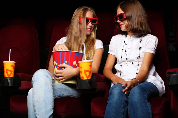 Due giovani ragazze che guardano nel cinema — Foto Stock