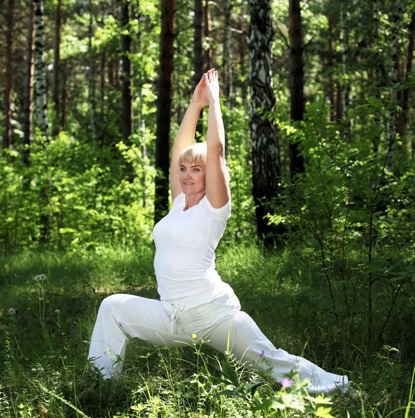 Una anciana practica yoga — Foto de Stock