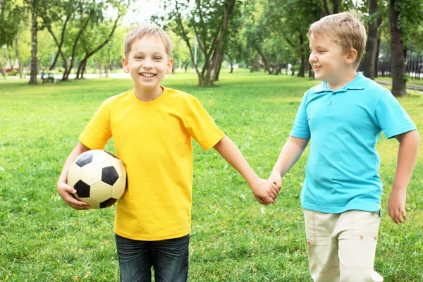 Мальчики в парке с мячом — стоковое фото