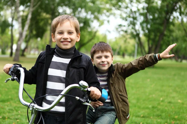Pojke på cykel i den gröna parken — Stockfoto