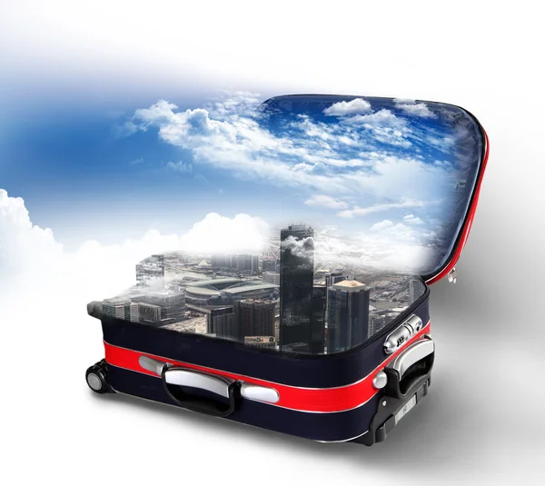 与城市里面的红色行李箱 — 图库照片