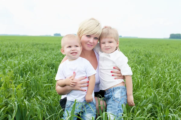 Porträtt av mor med två söner utomhus — Stockfoto
