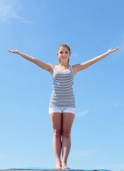 Retrato de uma jovem fazendo exercícios — Fotografia de Stock