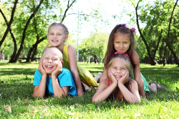 Kinderen spelen in de zomer park — Stockfoto