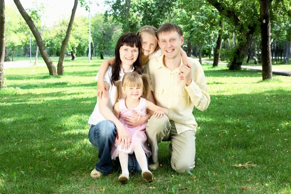 Familie zusammen im Park — Stockfoto
