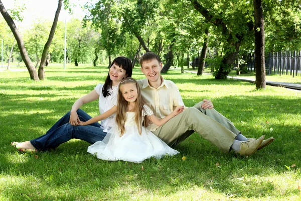 Сім'я разом у парку — стокове фото