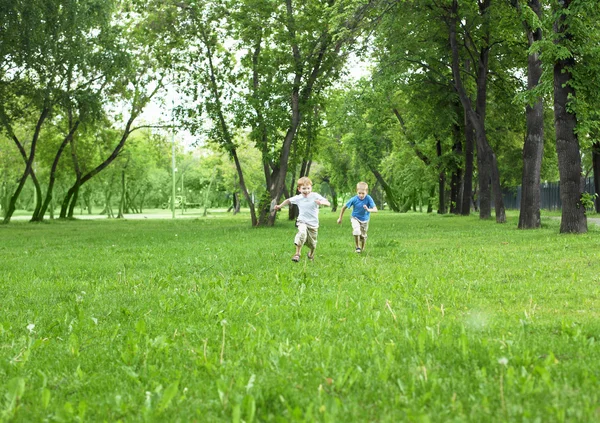 Retrato de dos chicos en verano al aire libre — Foto de Stock