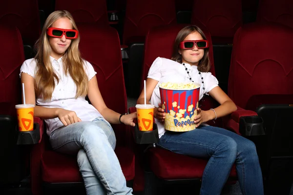 Dwie młode dziewczyny oglądać w kinie — Zdjęcie stockowe
